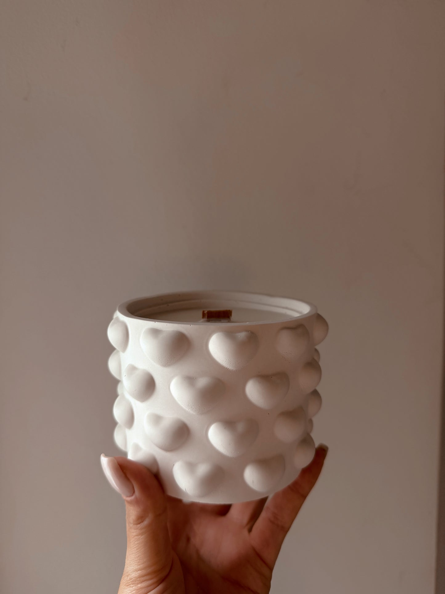 Bougie multi cœurs fait main en jesmonite senteur au choix