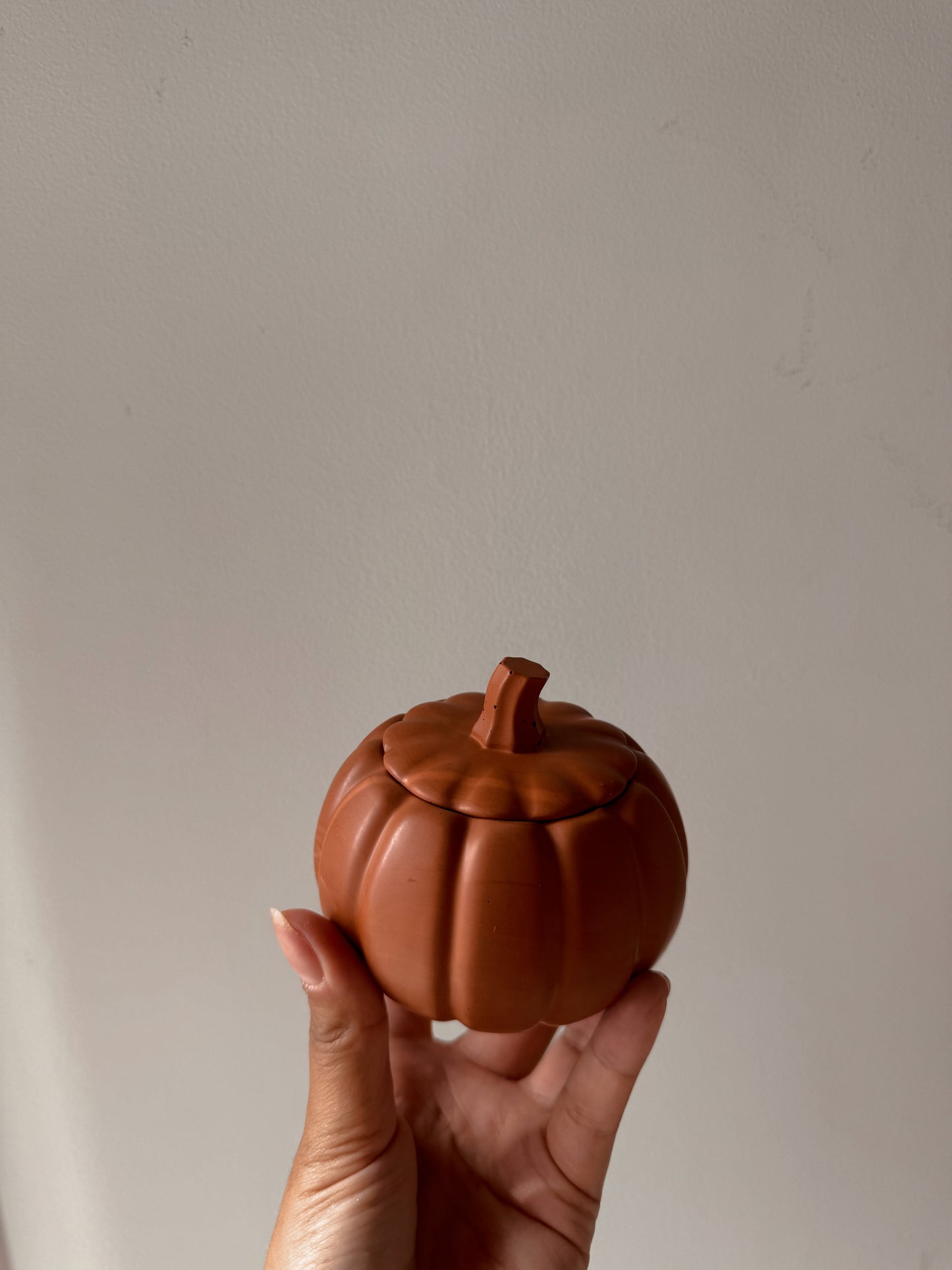 Bougie citrouille pot fait main en jesmonite Terracota cire de soja senteur au choix