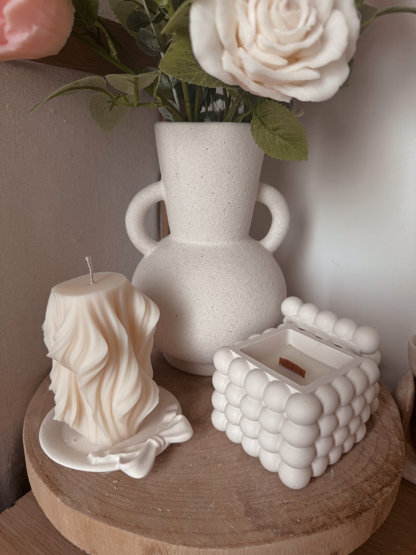 Bougie pot fait main en jesmonite bubbles