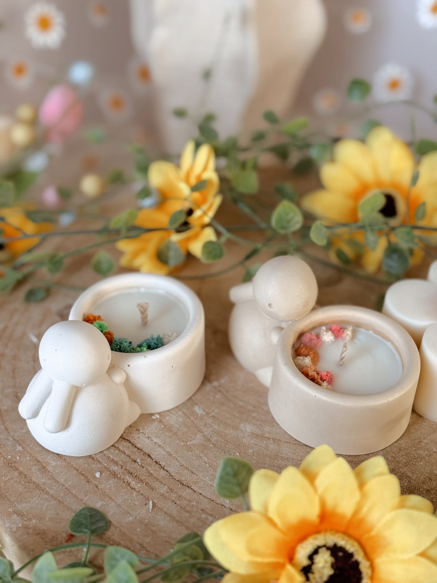 Bougie pot fait main petit lapin en jesmonite et fleurs séchées