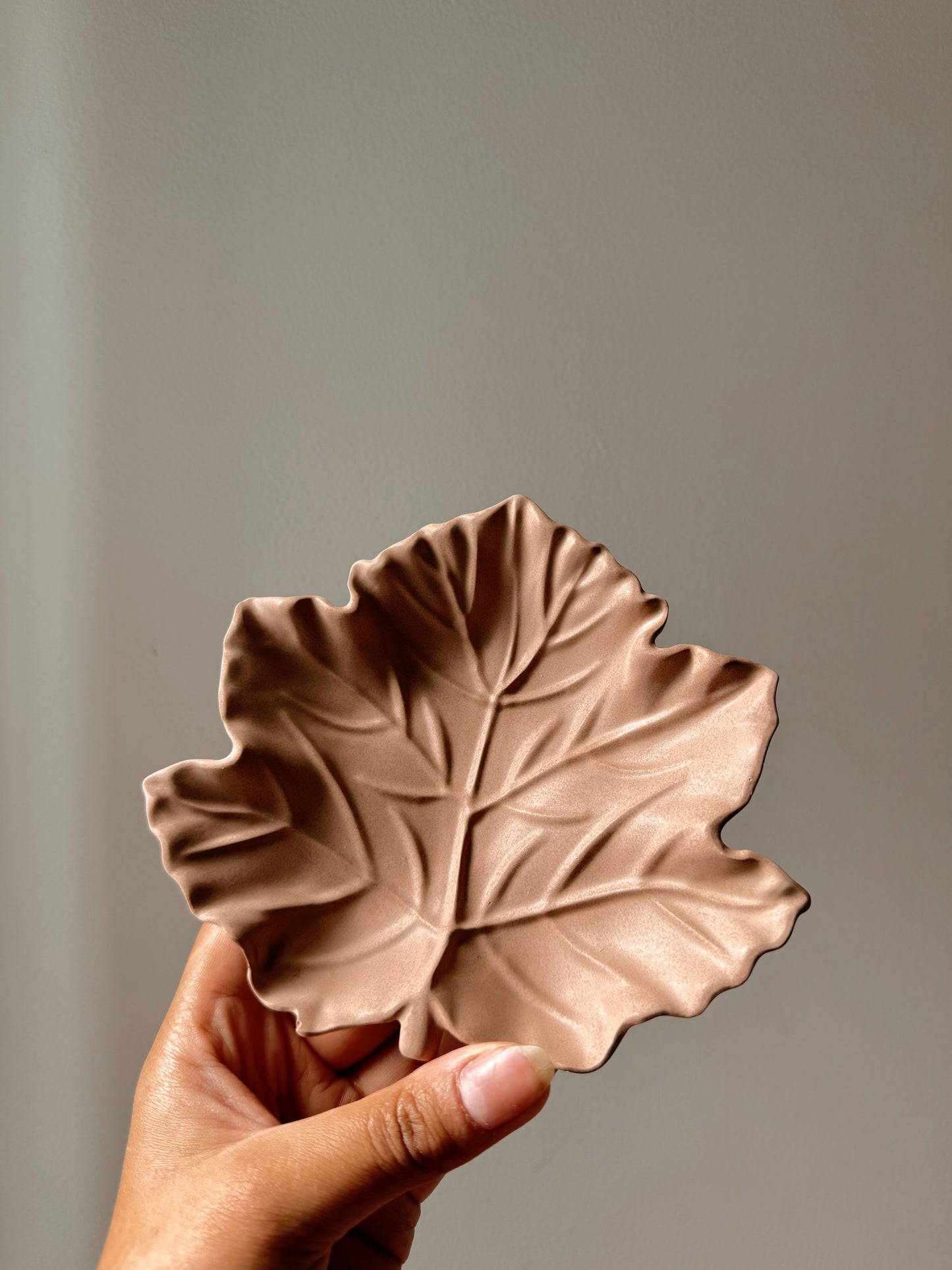 Plateau vide poche feuille d’érable fait main en jesmonite coloris au choix