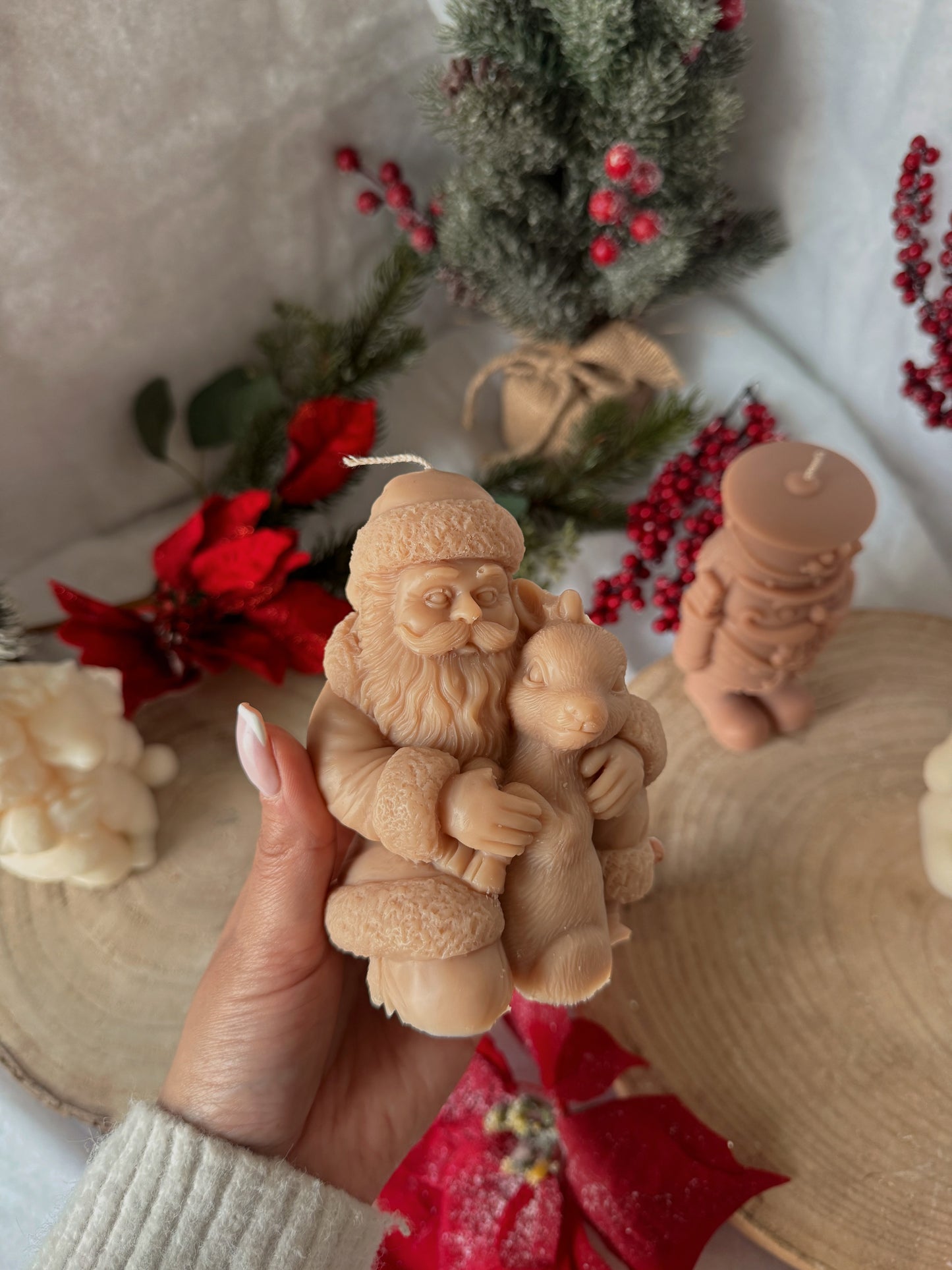 Bougie père Noël et biche fait main en cire d’olive coloris au choix
