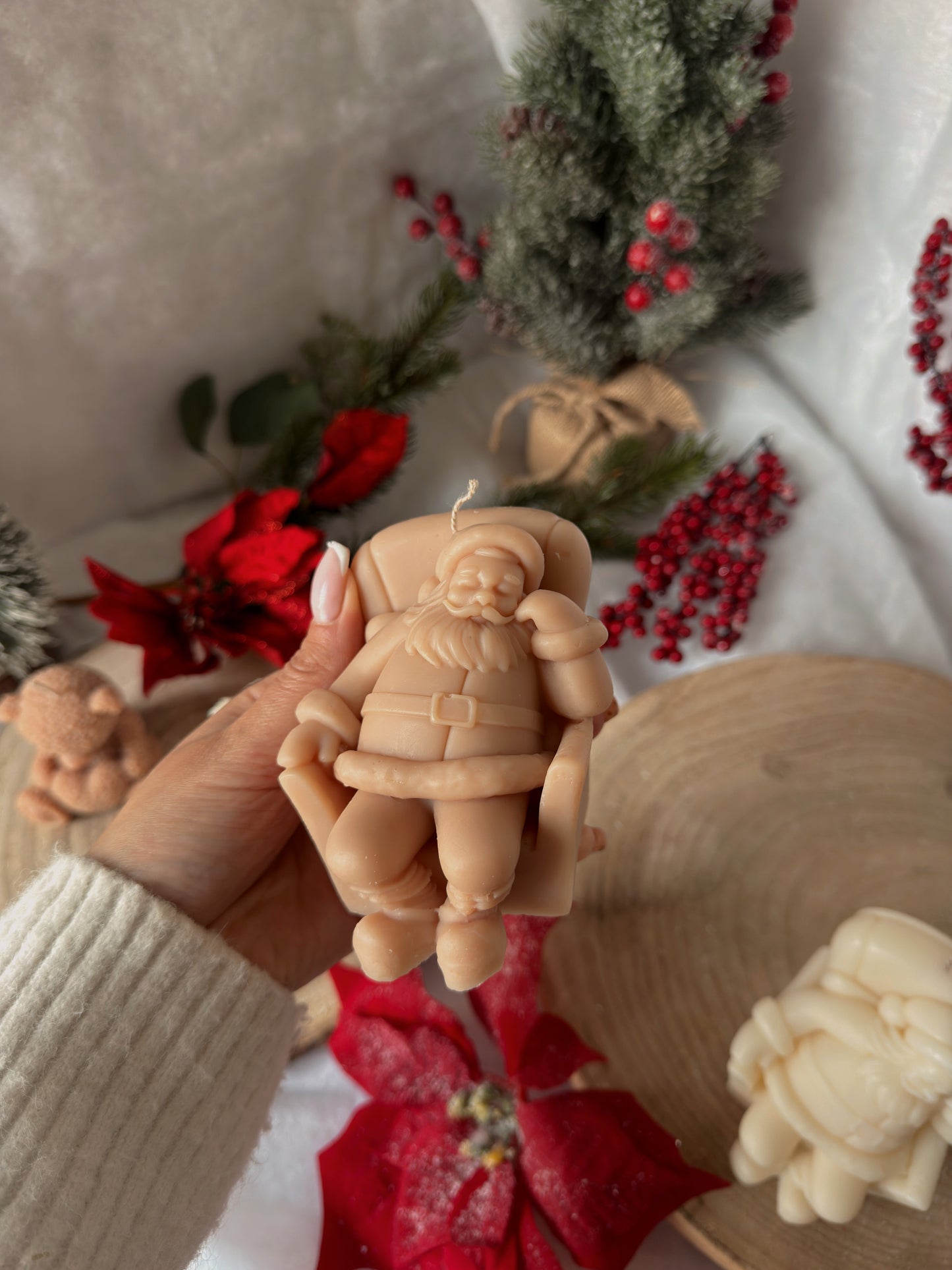Bougie père Noël endormi fait main en cire d’olive coloris au choix