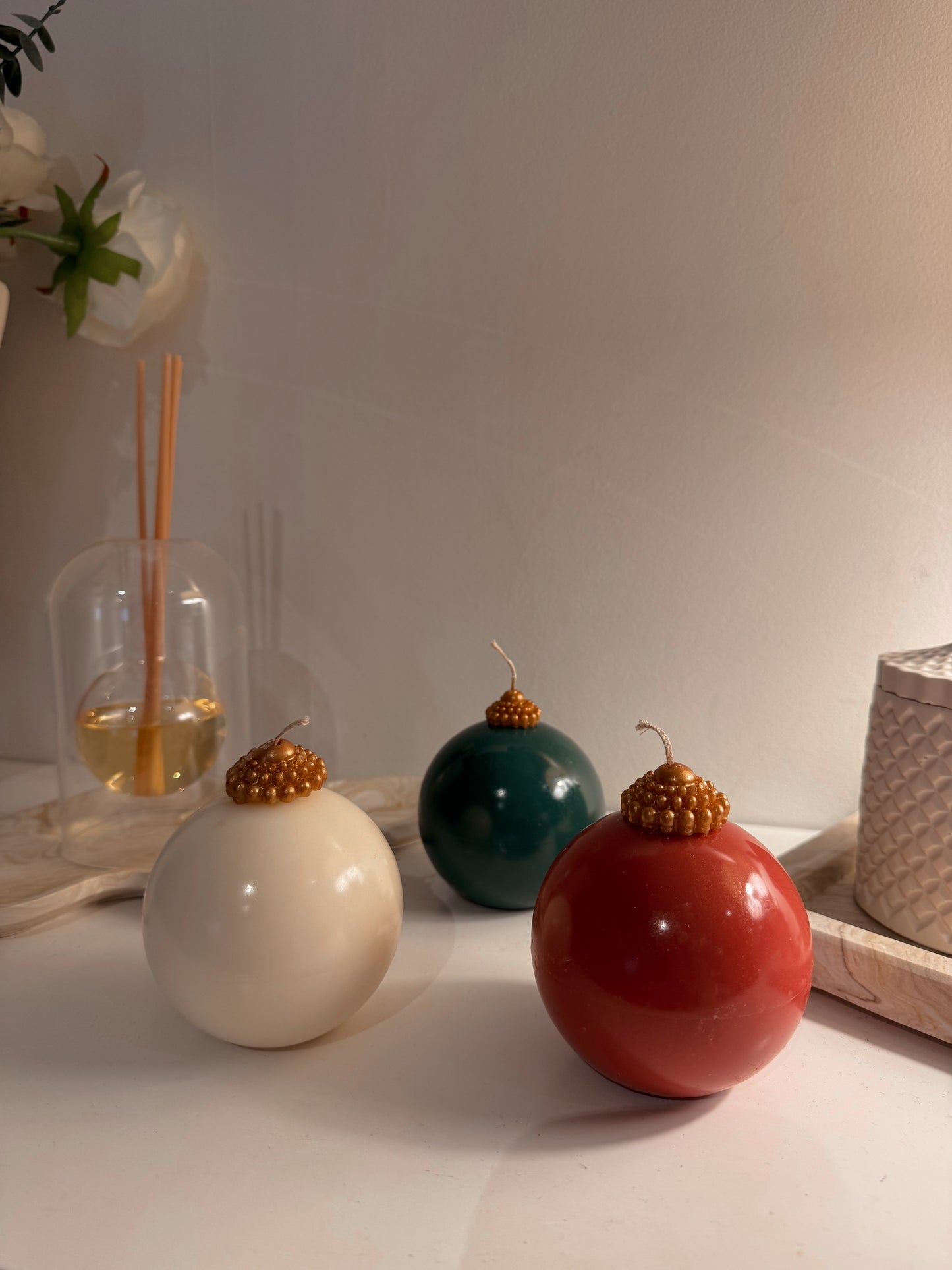 Bougie boule de Noël trompe l’œil coloris au choix parfum nougat crémeux
