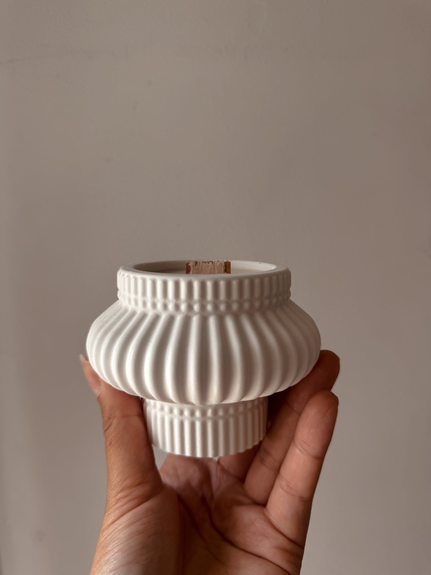 Bougie pot fait main en jesmonite Arabic