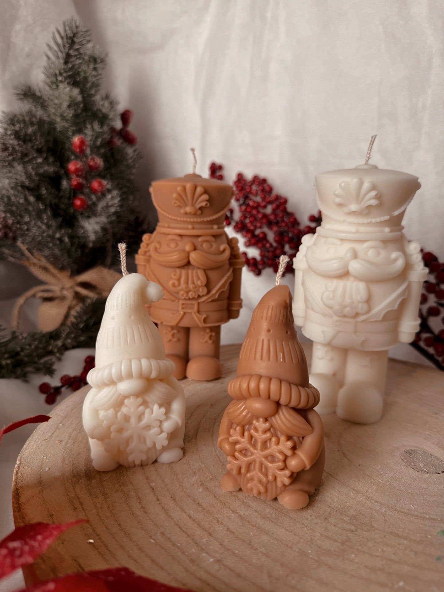 Bougie lutin de Noël fait main en cire d’olive coloris au choix