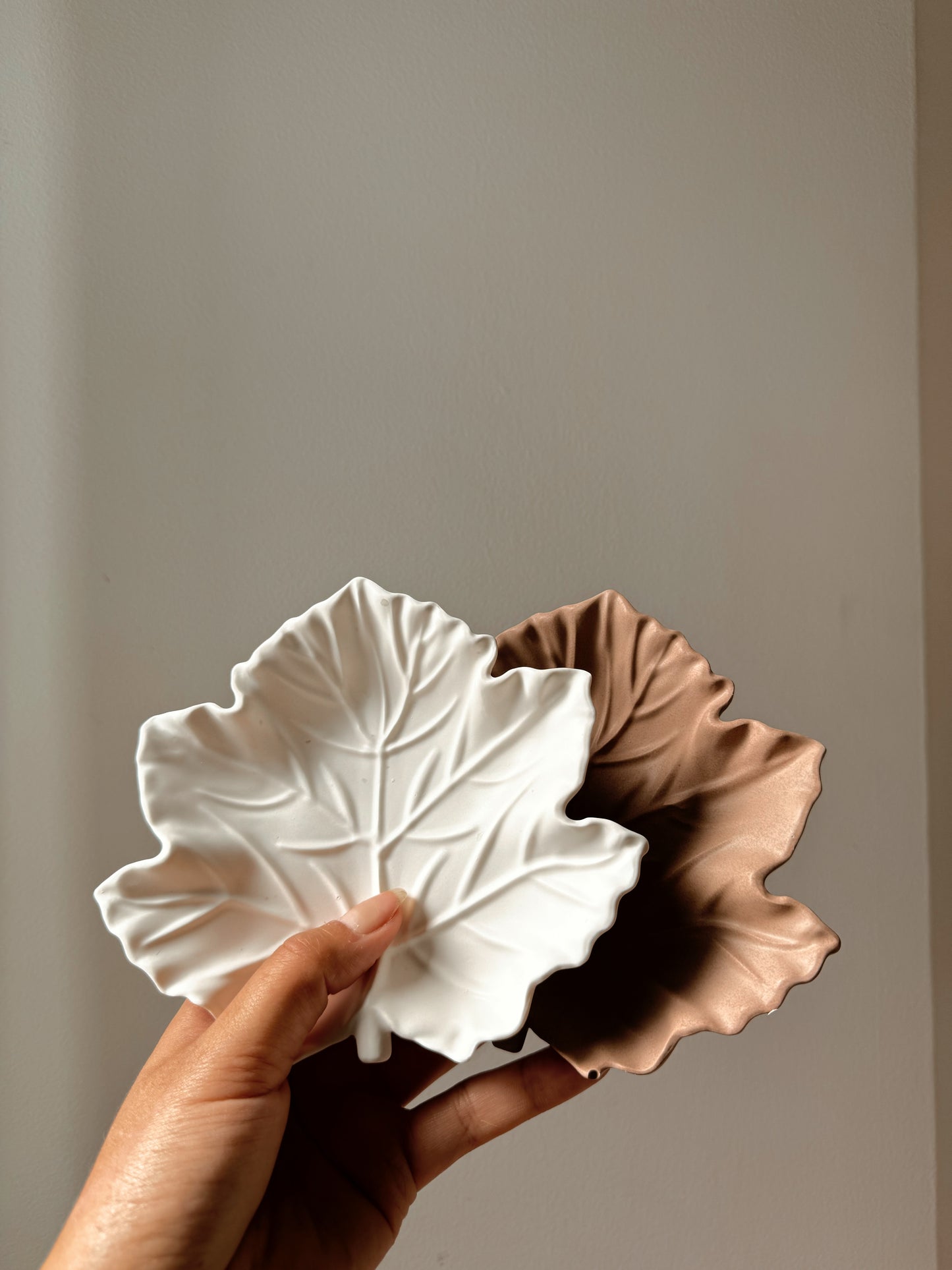 Plateau vide poche feuille d’érable fait main en jesmonite coloris au choix