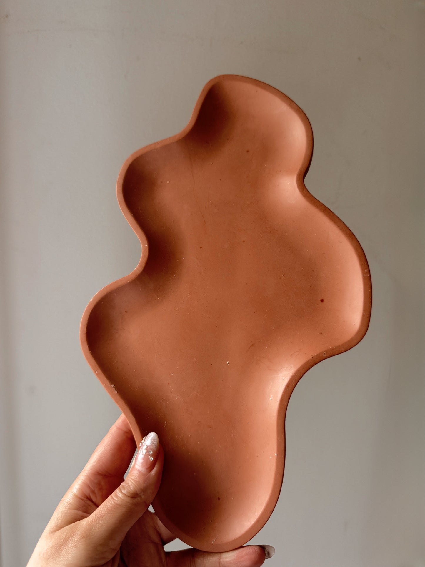 Plateau Wave fait main en jesmonite coloris au choix