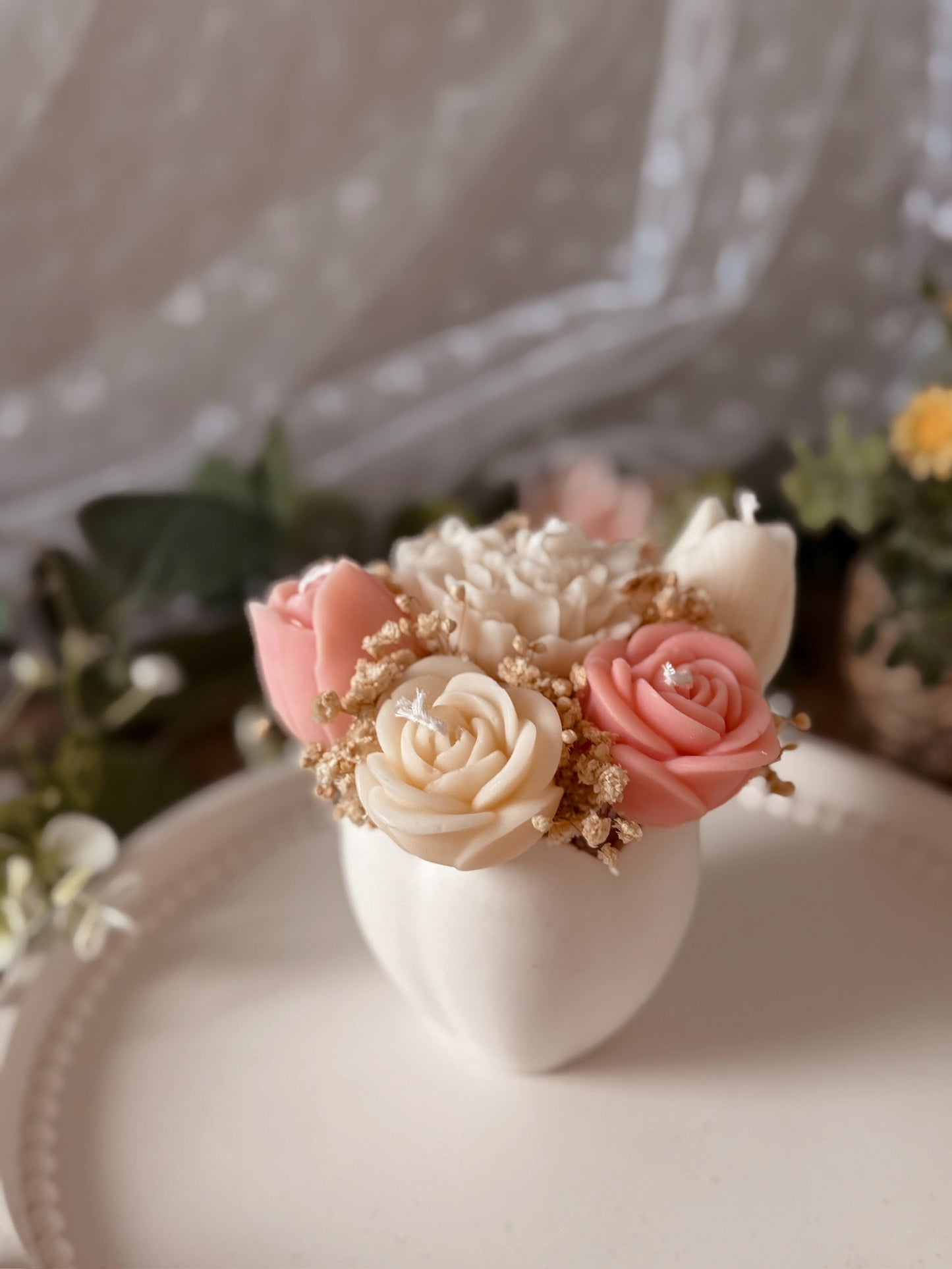 Pot en jesmonite et fleurs en cire crème te rose senteur évasion fruité petit modèle