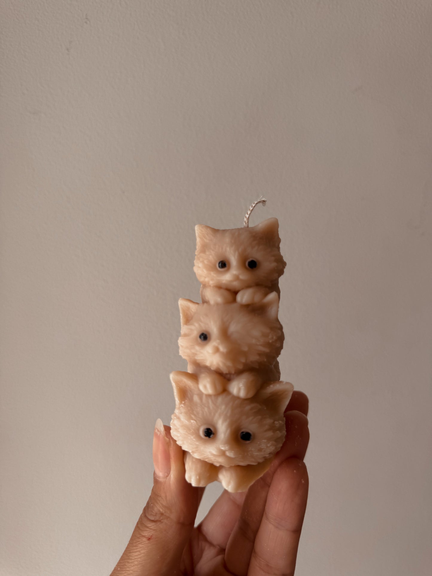 Bougie chatons empilés coloris au choix senteur vanille