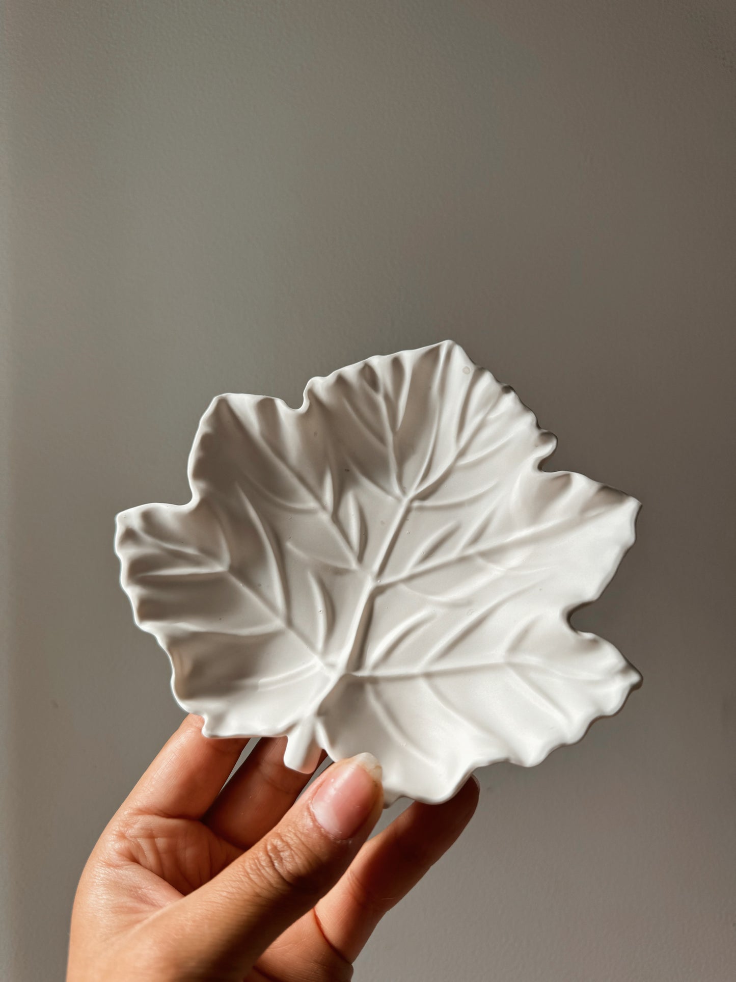 Plateau vide poche feuille d’érable fait main en jesmonite coloris au choix