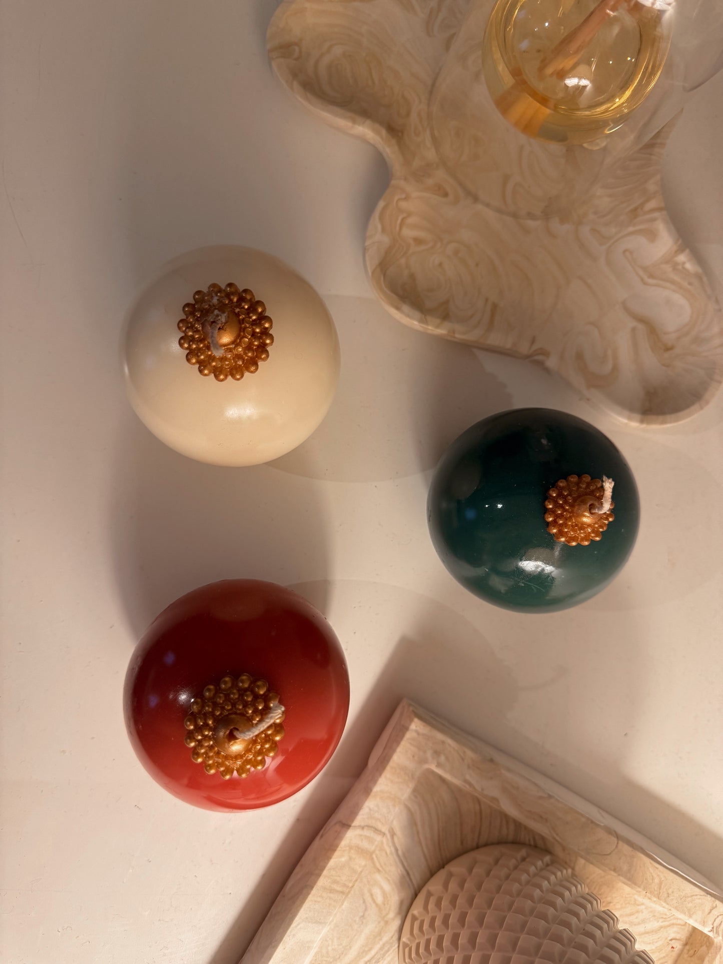 Bougie boule de Noël trompe l’œil coloris au choix parfum nougat crémeux