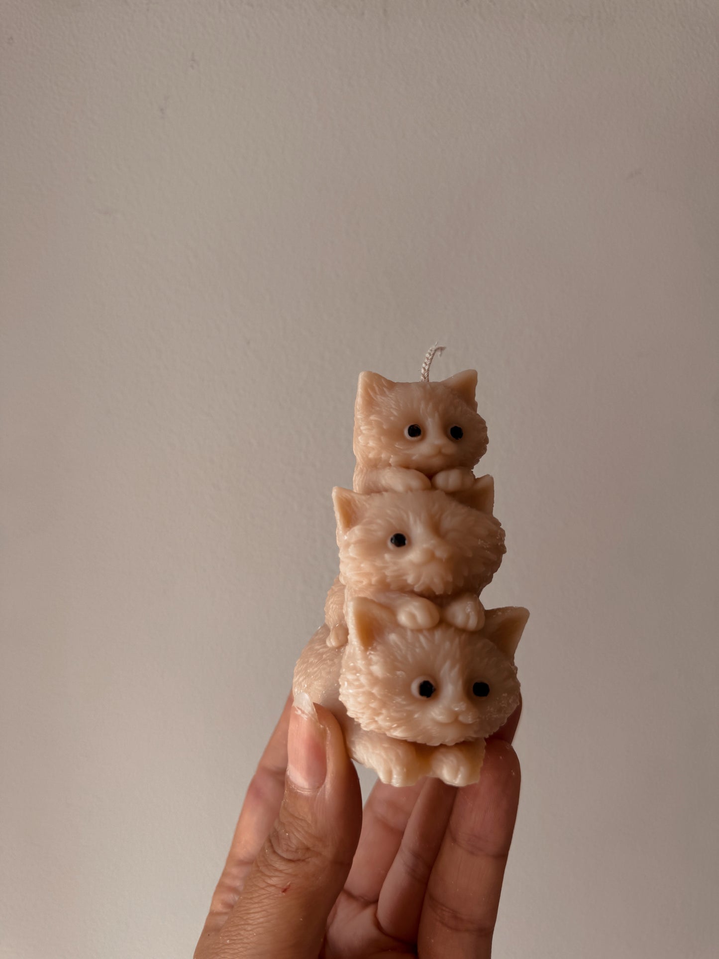 Bougie chatons empilés coloris au choix senteur vanille
