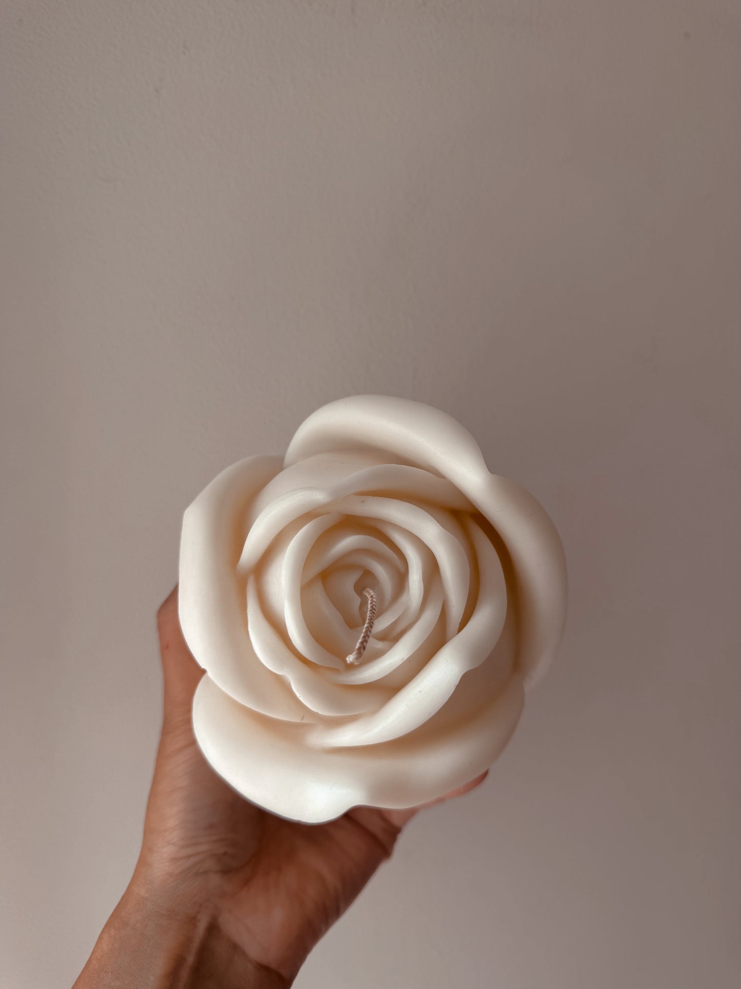 Bougie énorme bouton de rose senteur rose ancienne