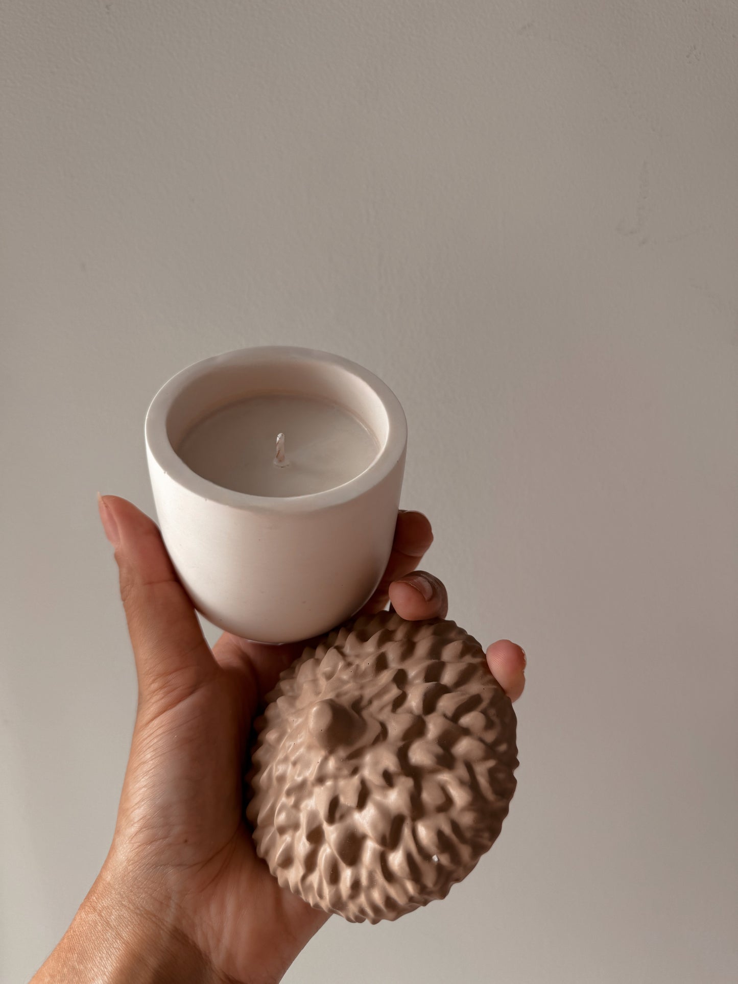 Bougie nuts pot fait main en jesmonite bicolore crème/noisette cire de soja senteur au choix