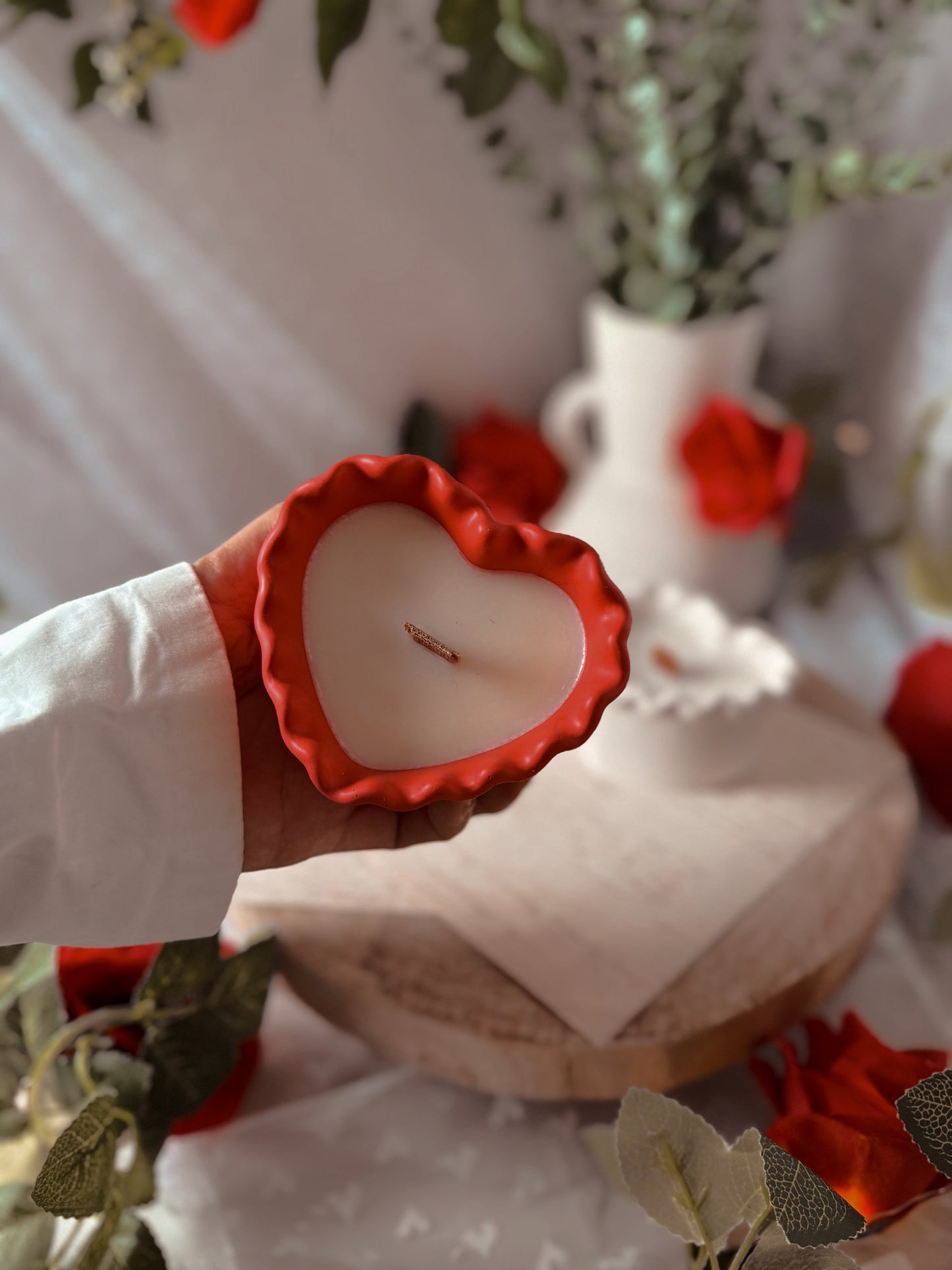 Bougie pot fait main cœur dentelle en jesmonite coloris au choix