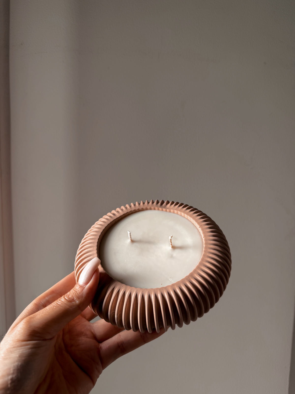 Bougie ronde Sienna fait main en jesmonite coloris et senteur au choix