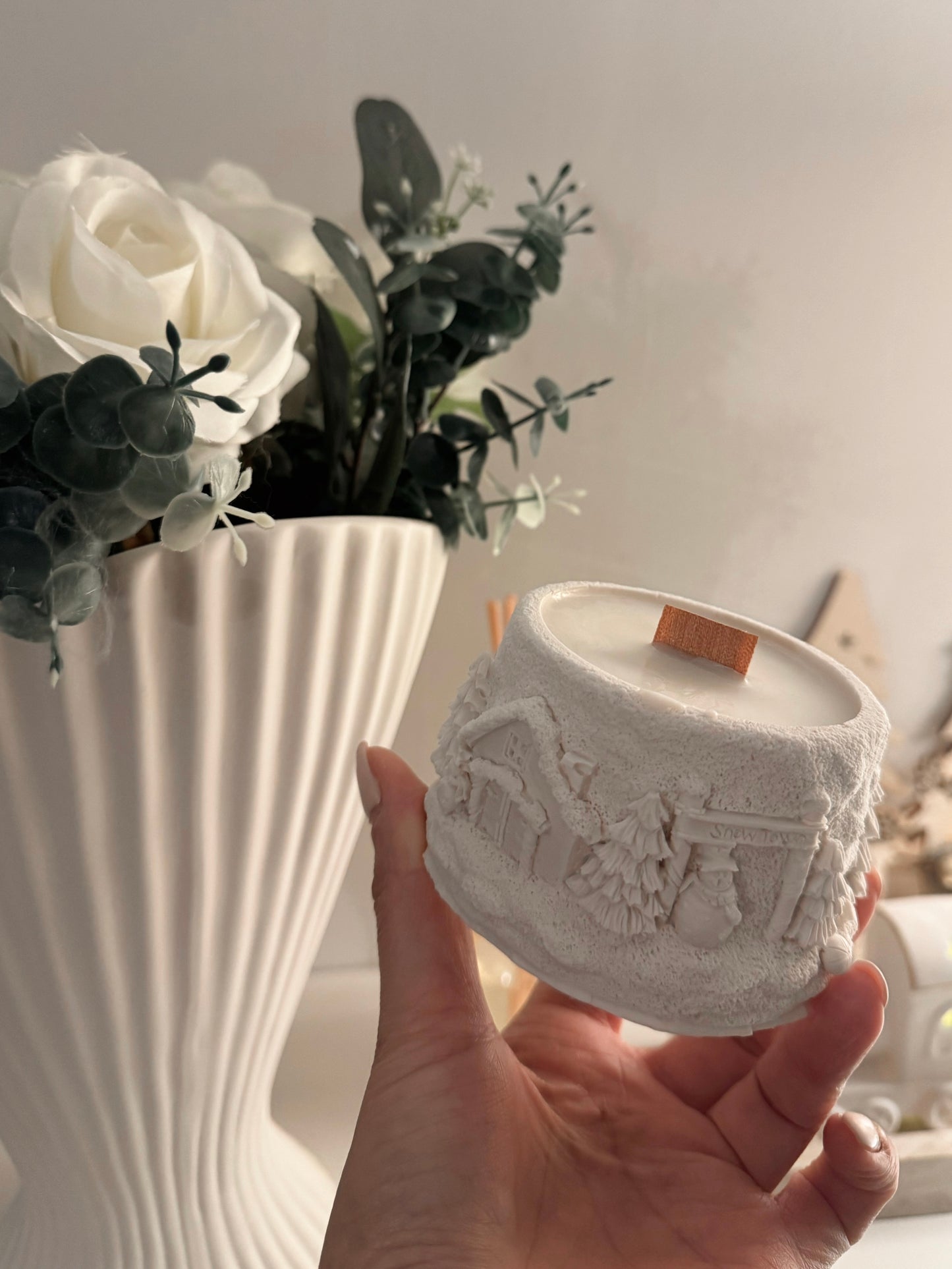 Bougie village de noël pot texturé fait main en jesmonite et cire de soja senteur au choix