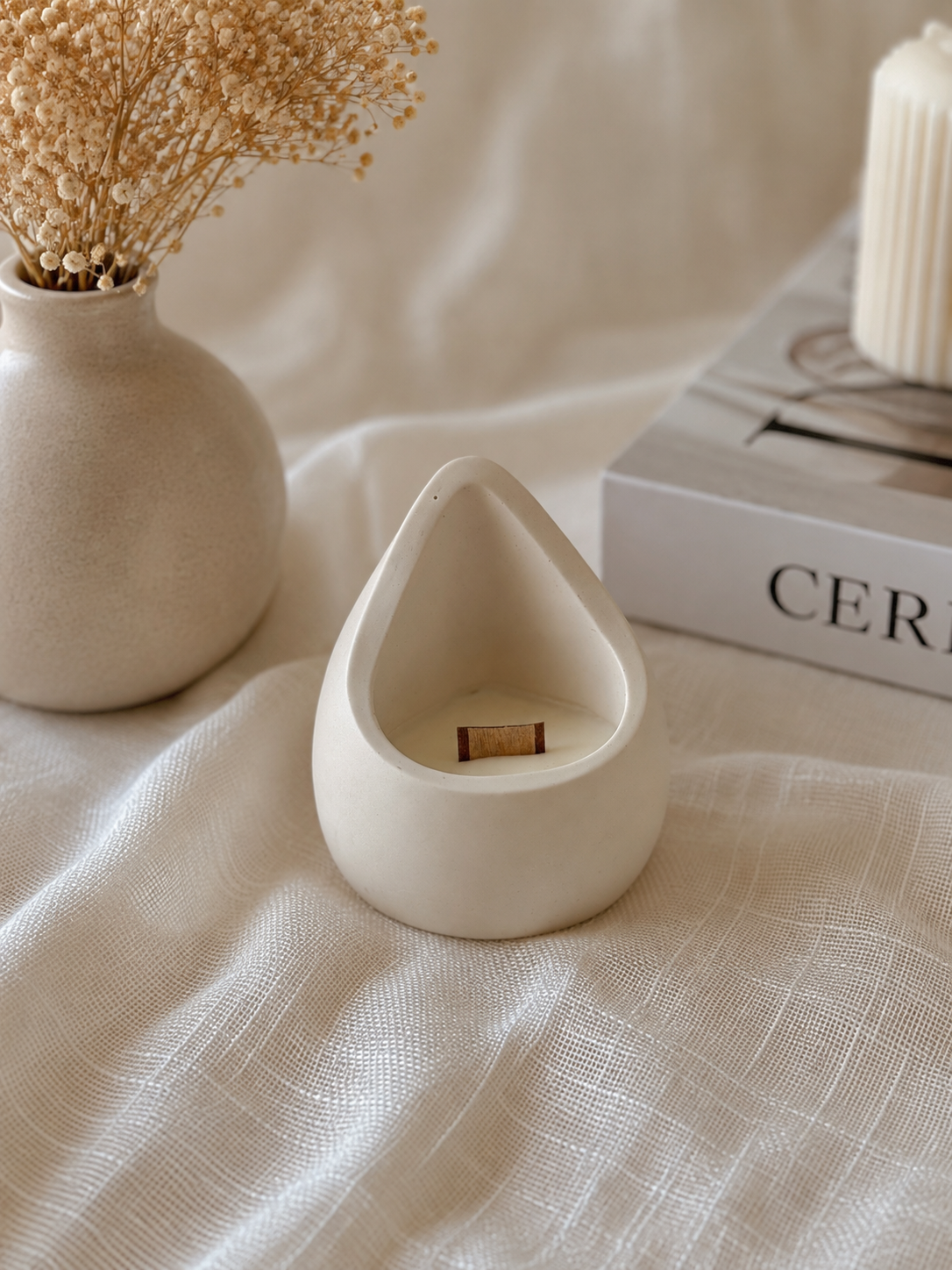 Bougie Salomé uni ou marbré beige pot fait main en jesmonite