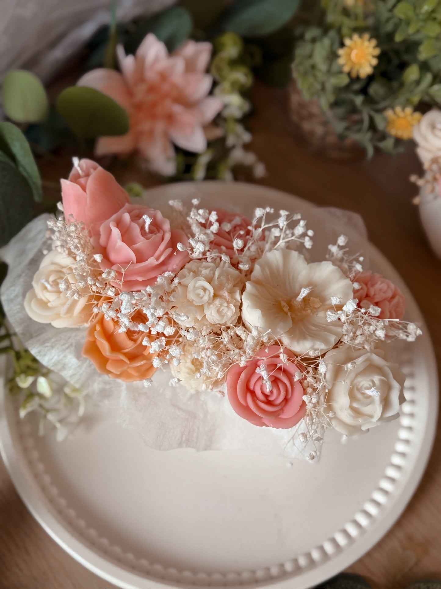 Jardinière de fleurs en cire senteur évasion fruité et son pot en jesmonite