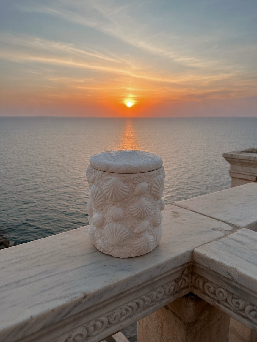 Bougie texturée Isla bonita coquillages ornés fait main en jesmonite et cire d’olive, senteur au choix