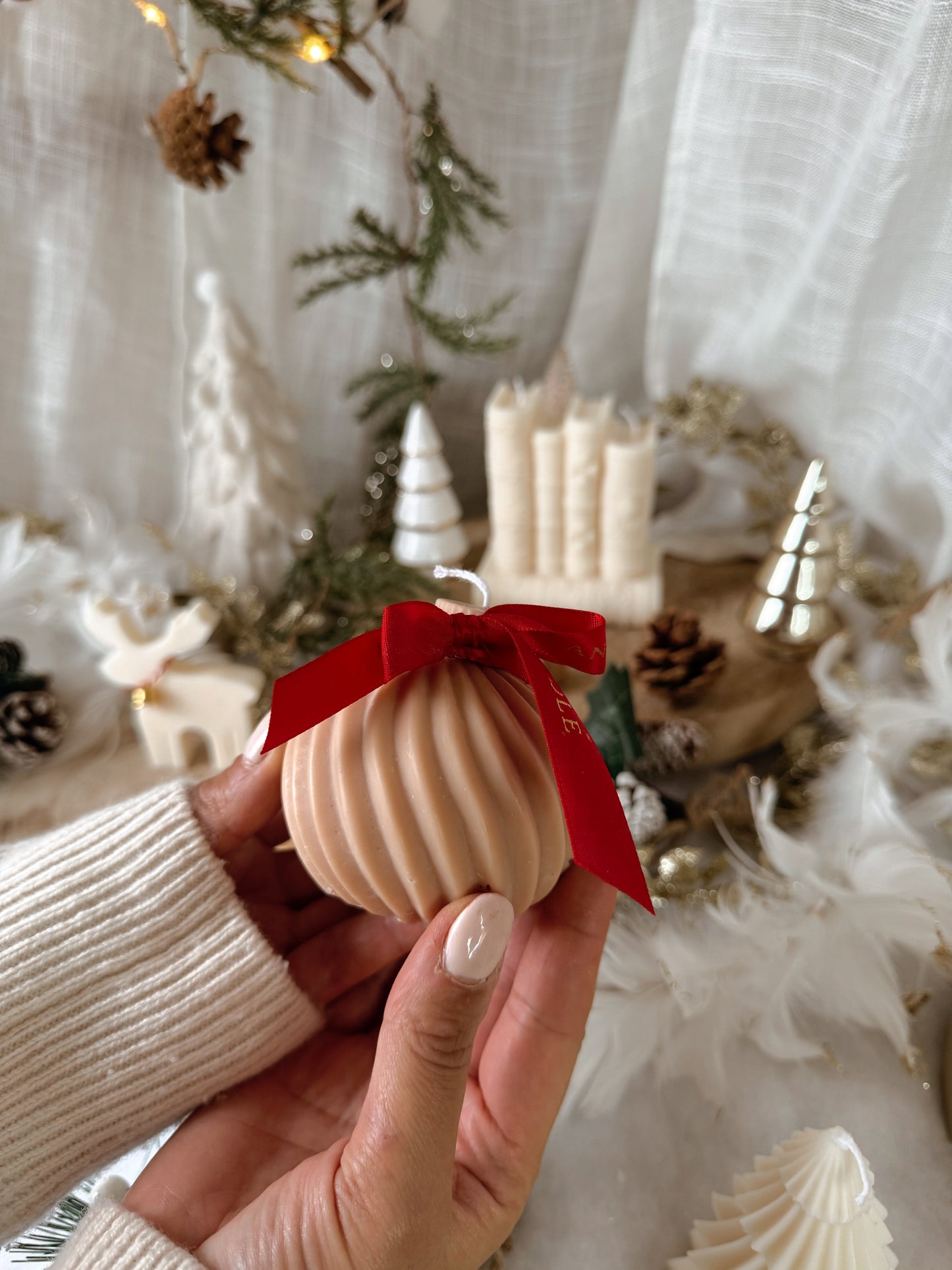 Bougie Boule de Noël striée coloris au choix