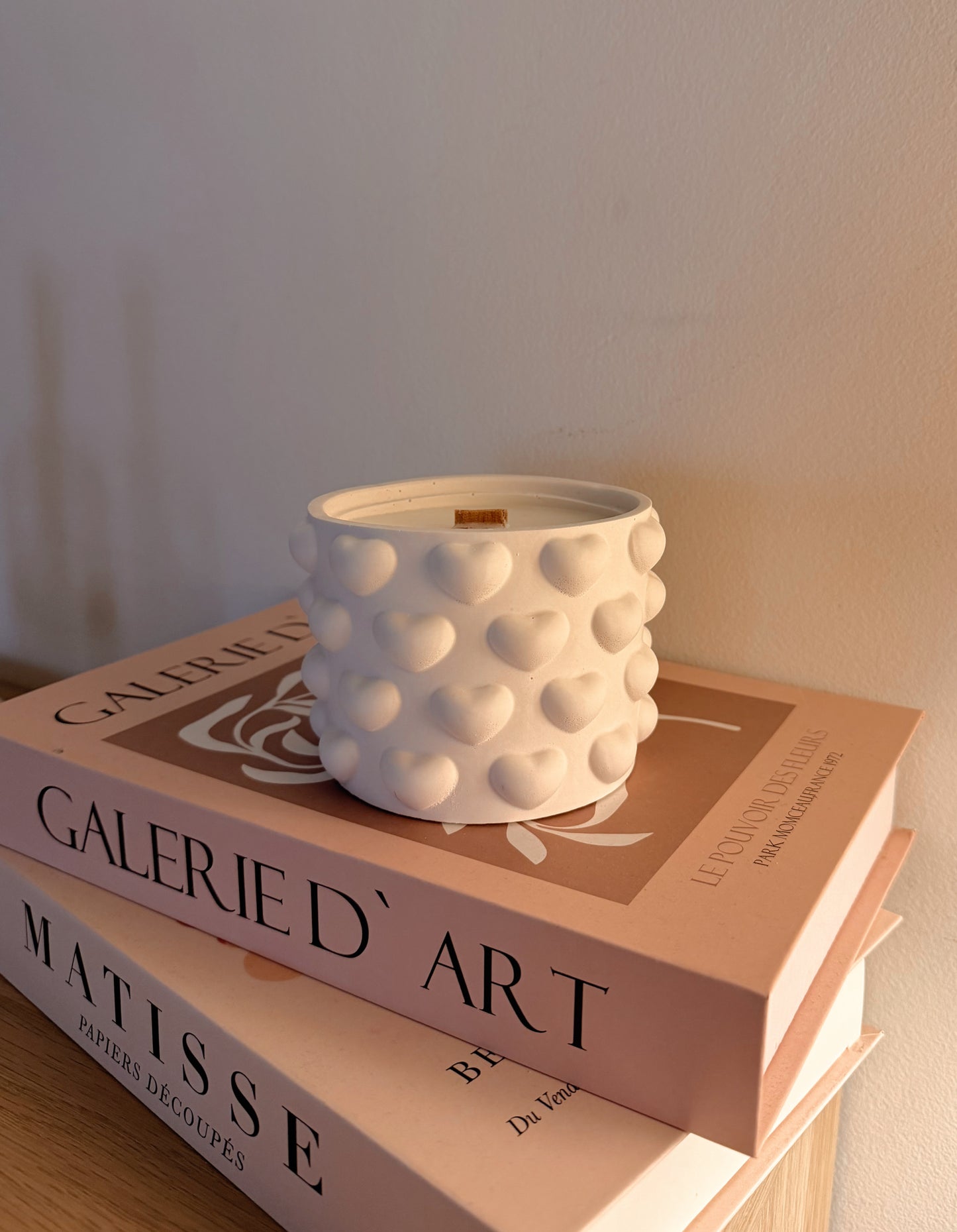 Bougie multi cœurs fait main en jesmonite senteur au choix