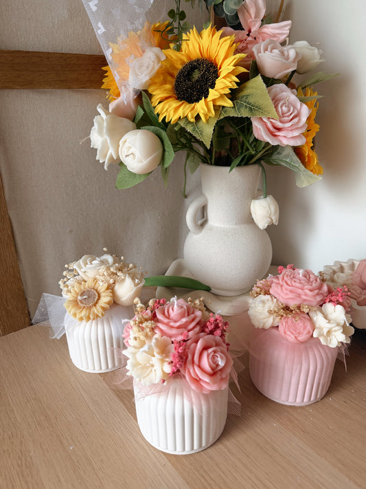 Bouquet Pot en jesmonite rayé fait main coloris au choix fleurs en cire senteurs évasion fruité