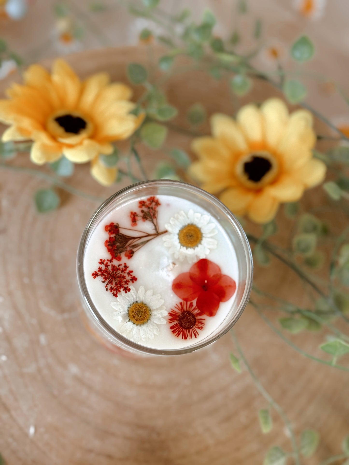 Bougie en verre véritables fleurs séchées parfum bois de rose