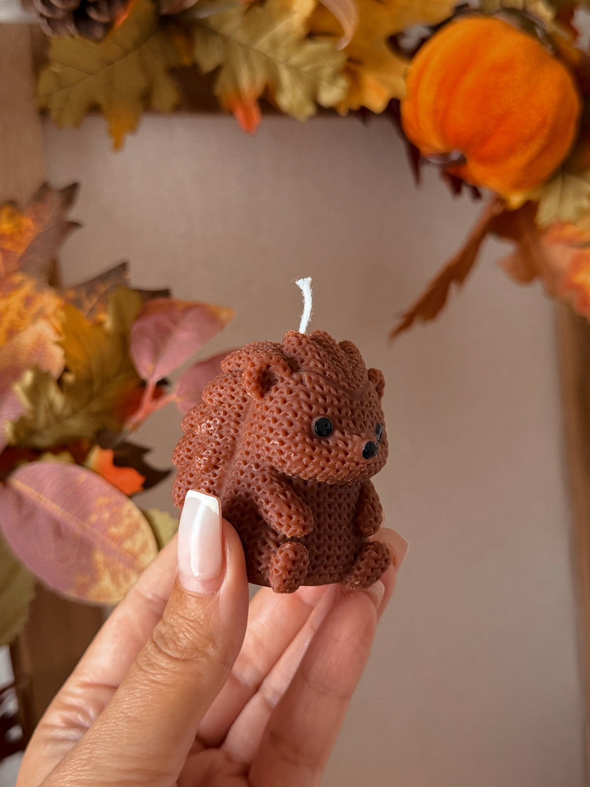 Bougie hérisson tricot fait main en cire d'olive senteur automne gourmand