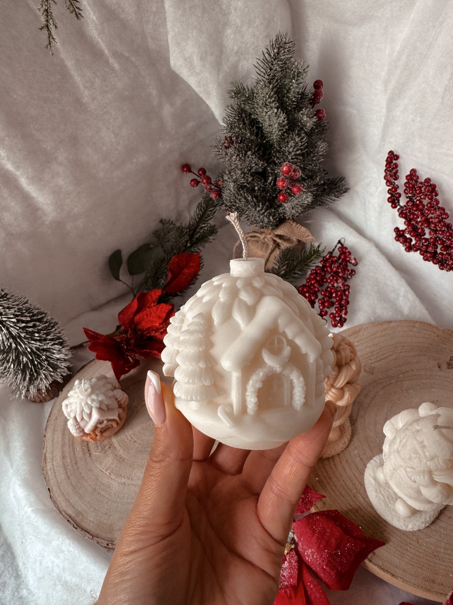 Bougie boule de Noël décorée  fait main en cire d’olive coloris au choix