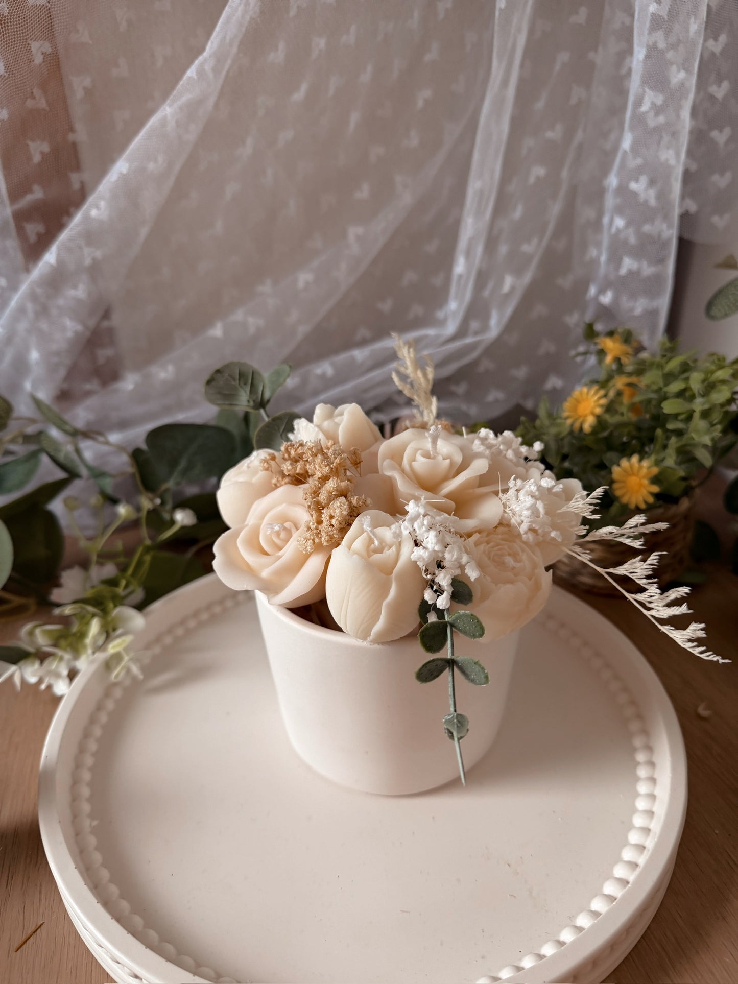 Pot en jesmonite et fleurs en cire senteur évasion fruité