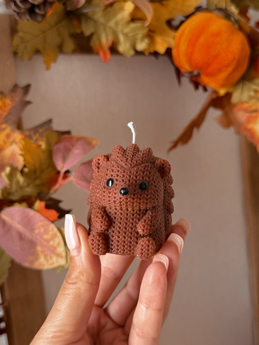 Bougie hérisson tricot fait main en cire d'olive senteur automne gourmand
