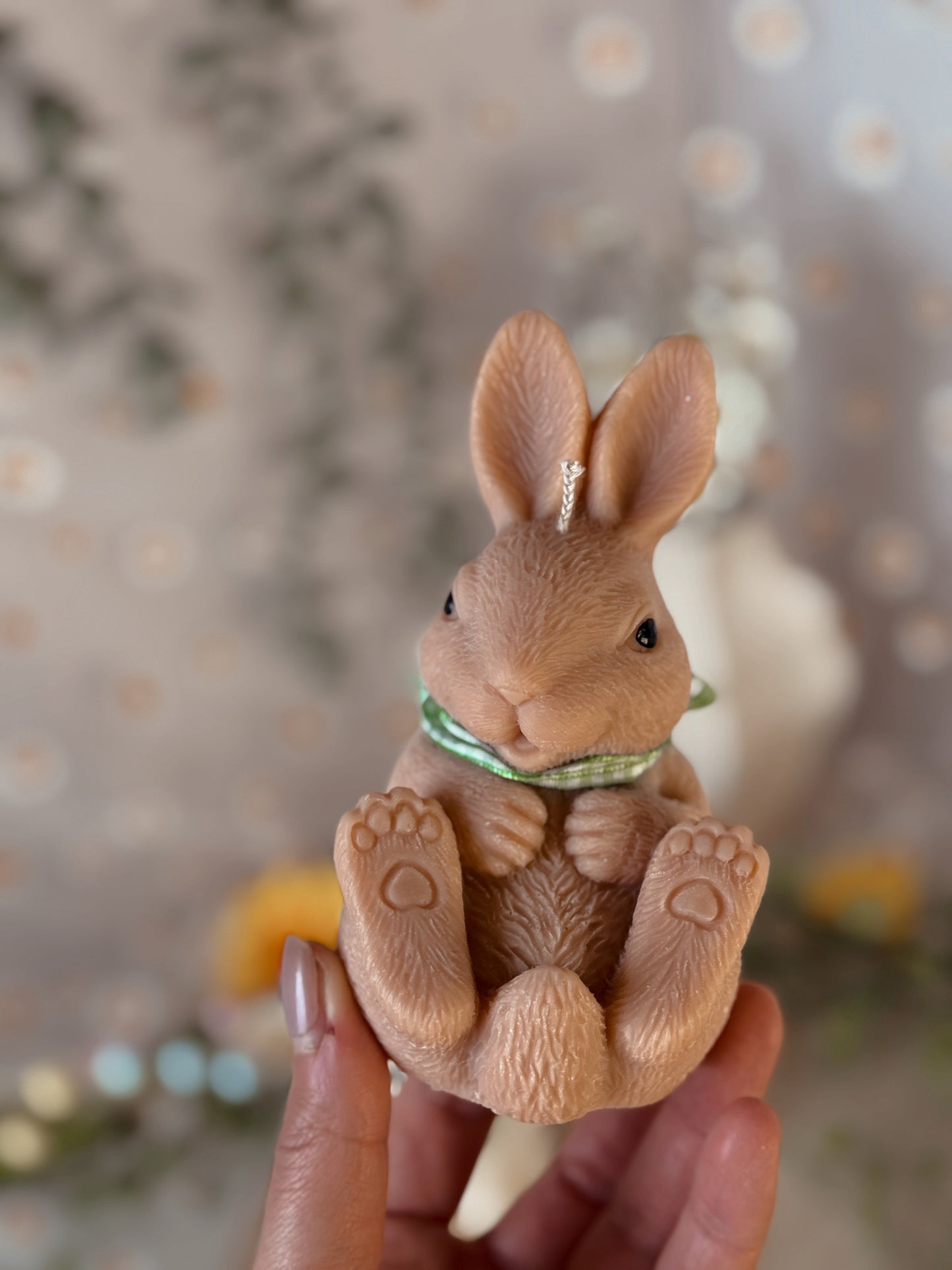 Lapin traditionnel de Pâques modèle pattes en l'air coloris au choix