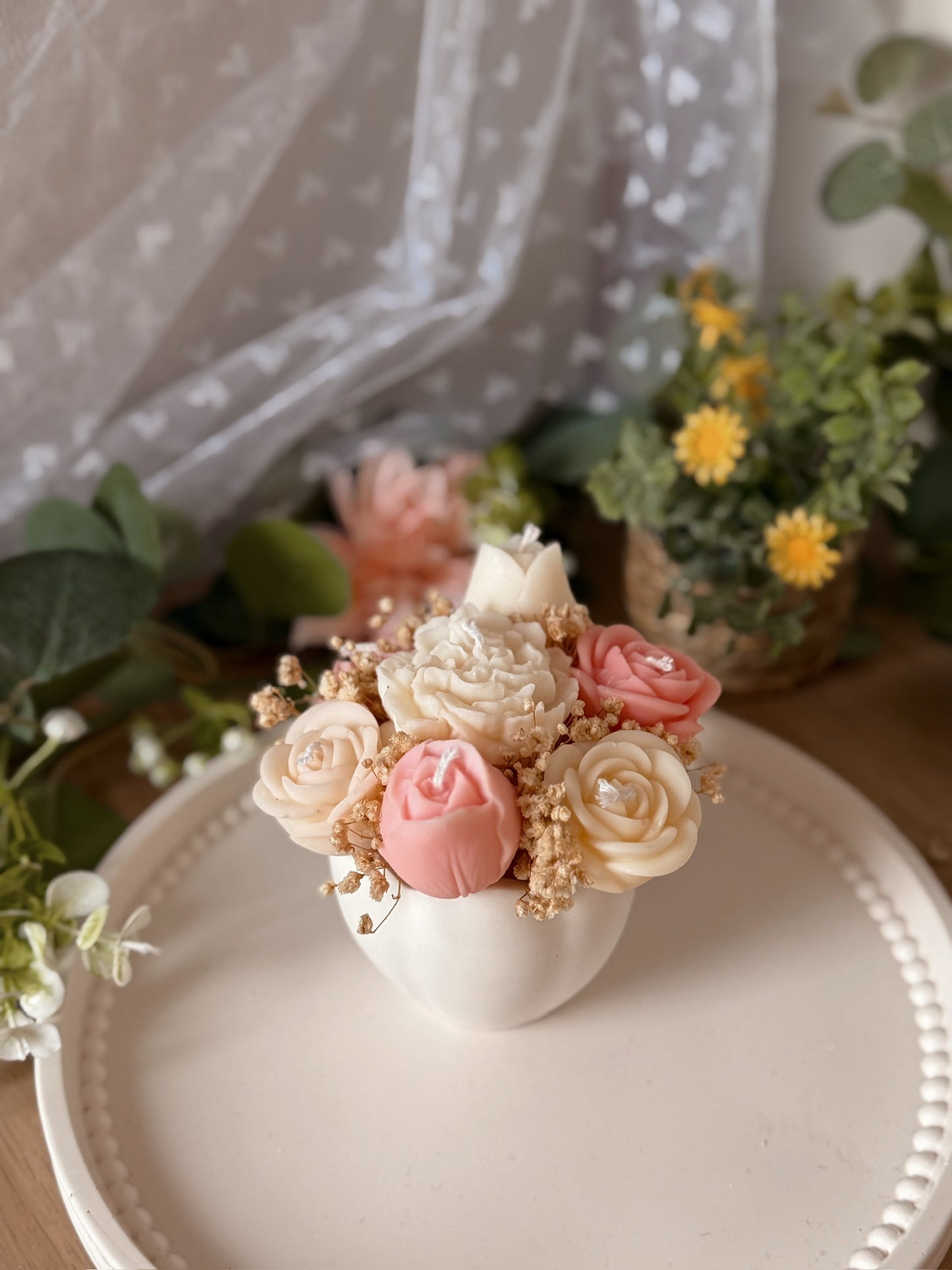 Pot en jesmonite et fleurs en cire crème te rose senteur évasion fruité petit modèle