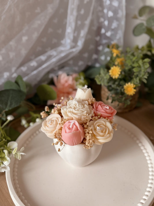 Pot en jesmonite et fleurs en cire crème te rose senteur évasion fruité petit modèle