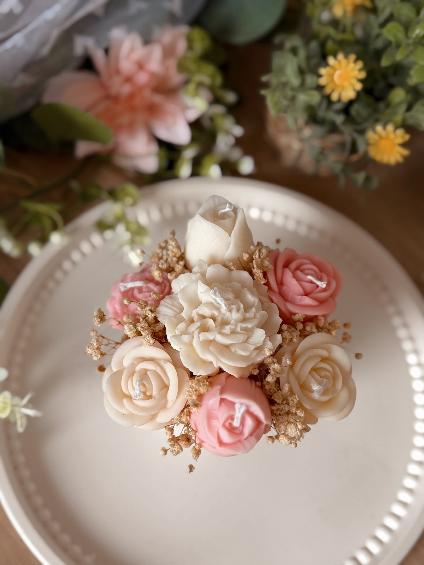 Pot en jesmonite et fleurs en cire crème te rose senteur évasion fruité petit modèle