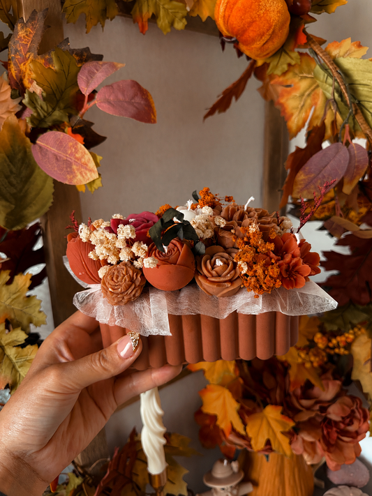 Jardinière de fleurs en cire édition automne et son pot en jesmonite crème ou terracota senteur automne gourmand