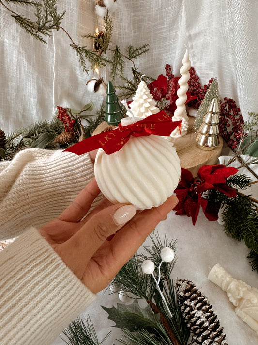 Bougie Boule de Noël striée coloris au choix