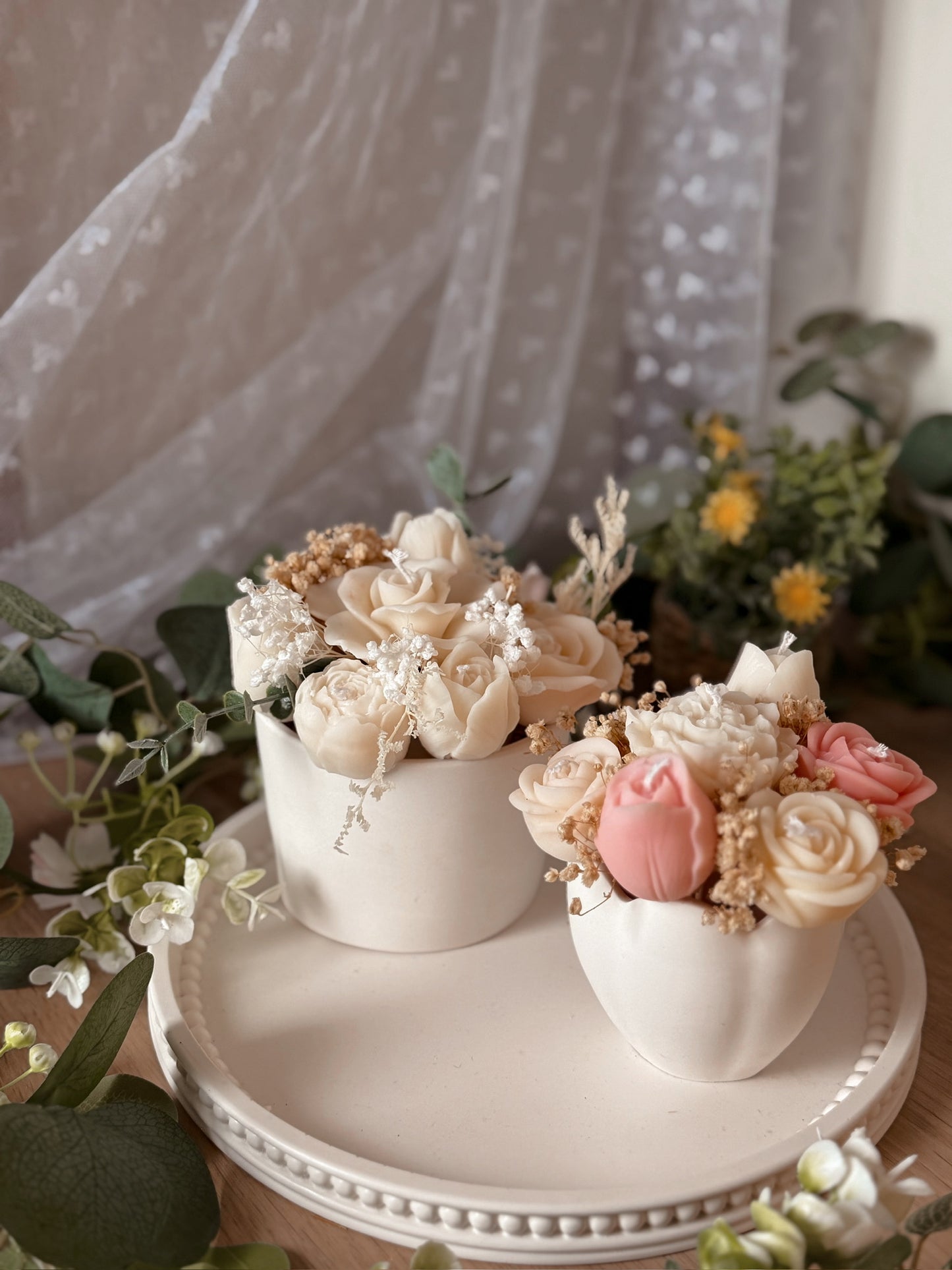Pot en jesmonite et fleurs en cire senteur évasion fruité