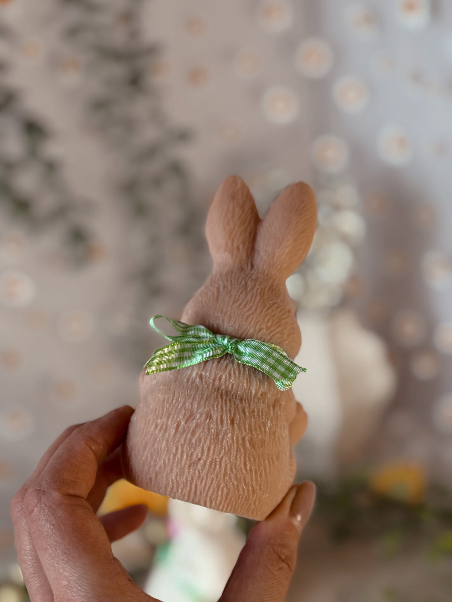 Lapin traditionnel de Pâques modèle pattes en l'air coloris au choix