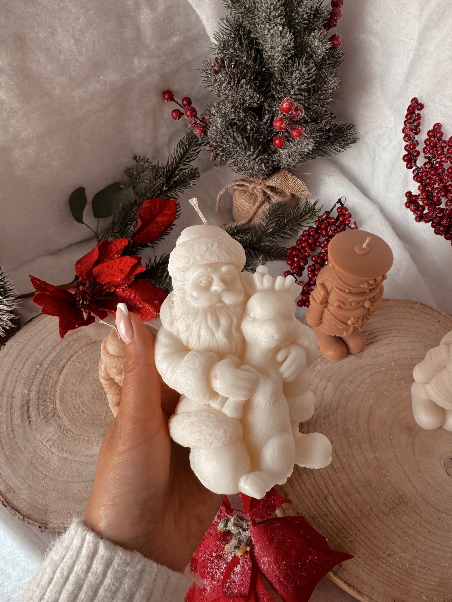 Bougie père Noël et biche  fait main en cire d’olive coloris au choix