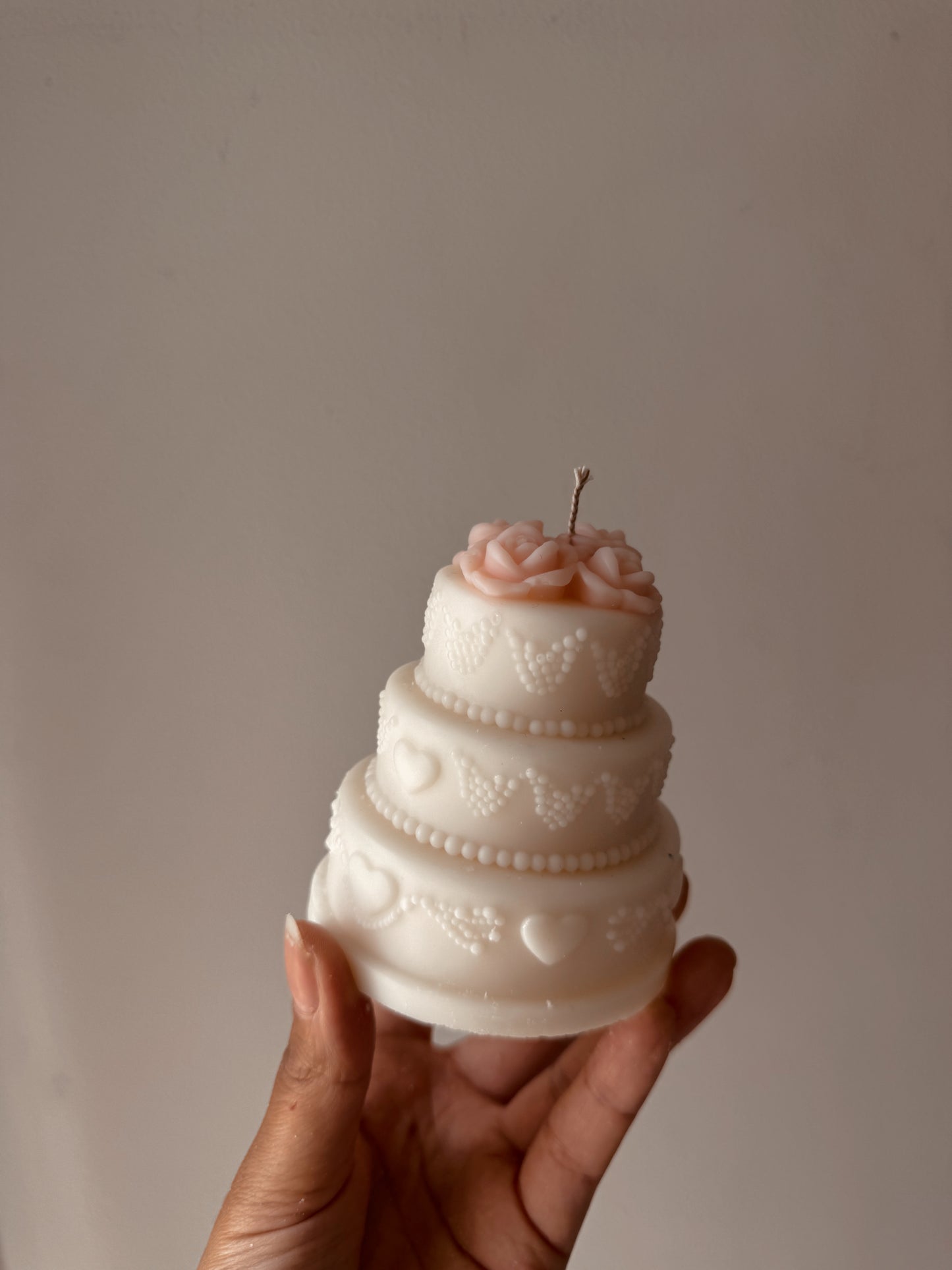 Bougie gâteau de mariage senteur rose explosive