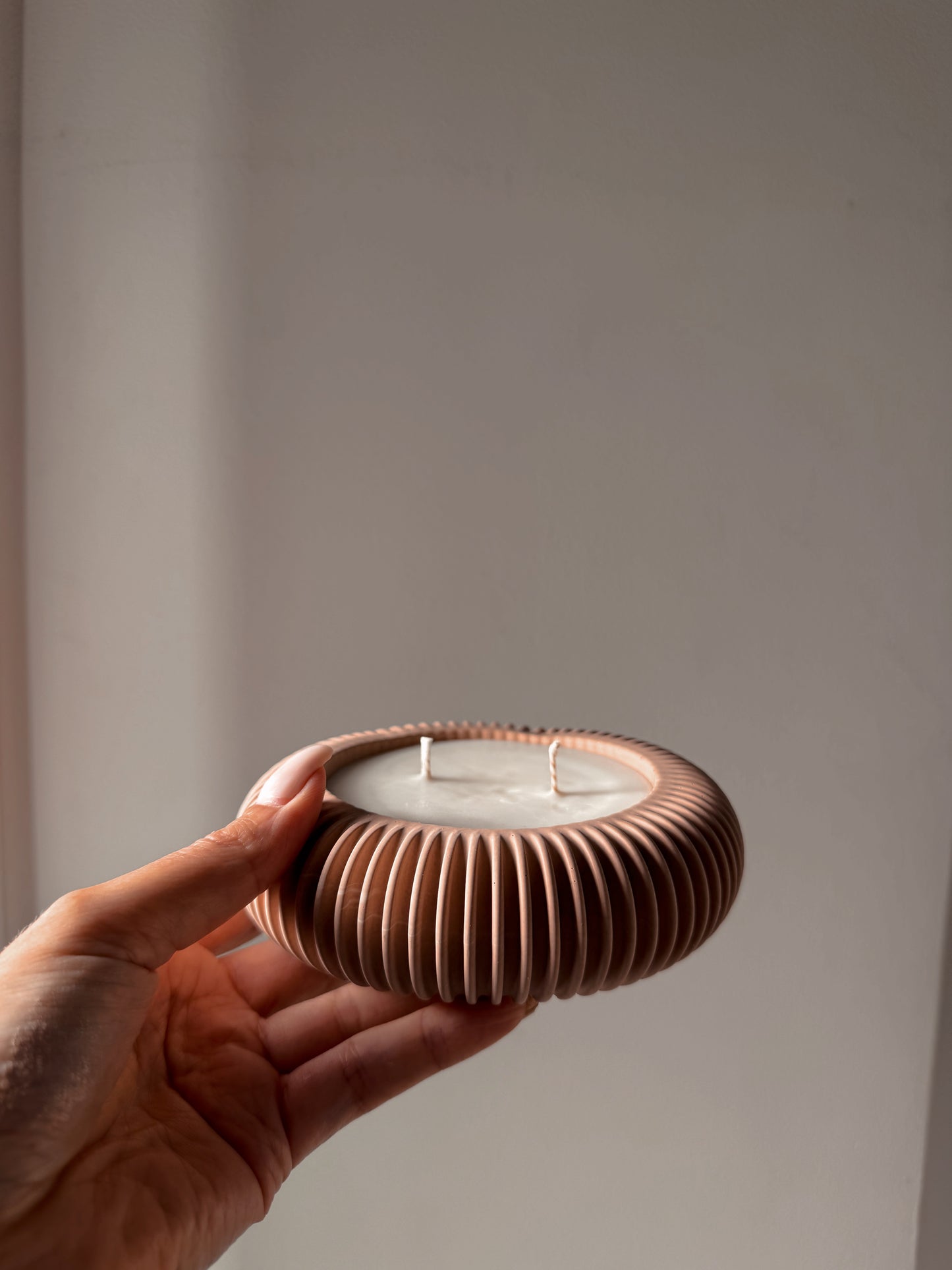 Bougie ronde Sienna fait main en jesmonite coloris et senteur au choix