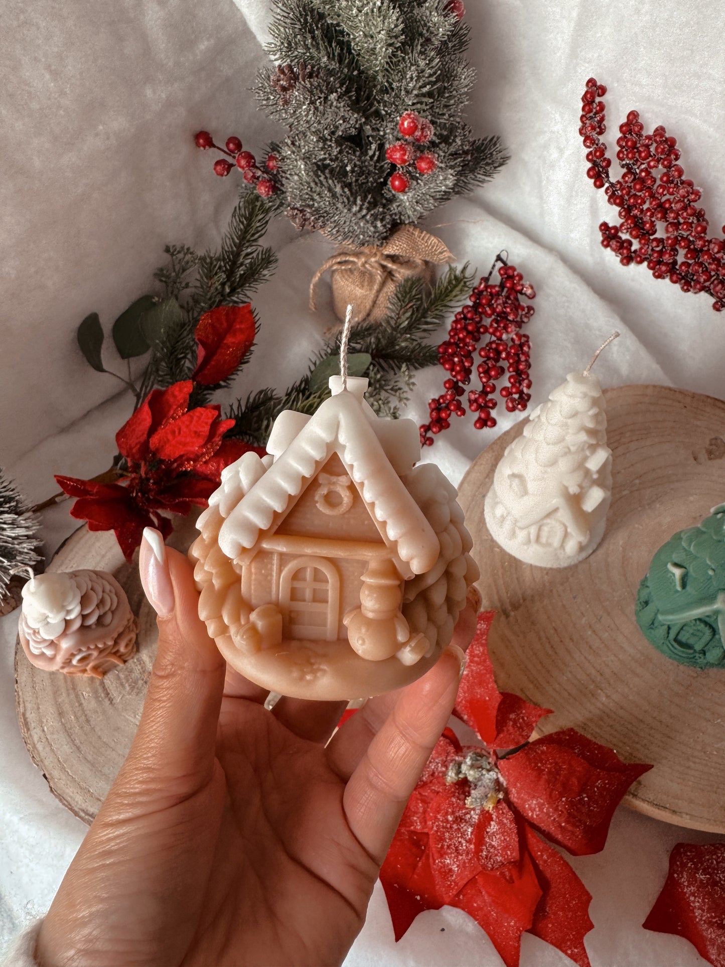 Bougie boule de Noël décorée  fait main en cire d’olive coloris au choix