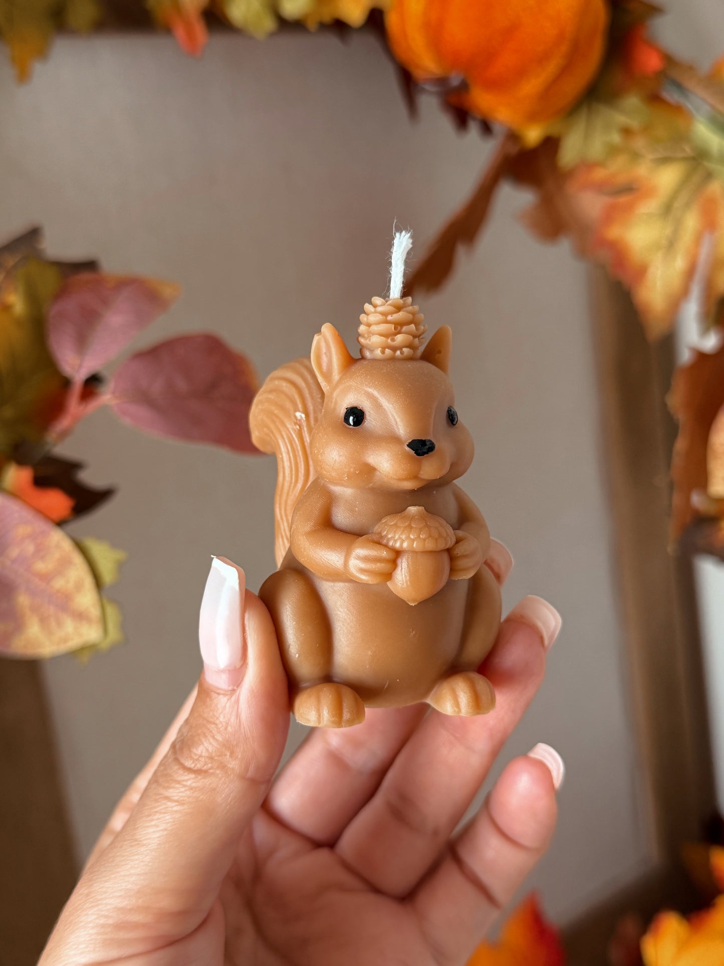 Bougie petit écureuil & sa pomme de pin fait main en cire d'olive coloris au choix senteur automne gourmand