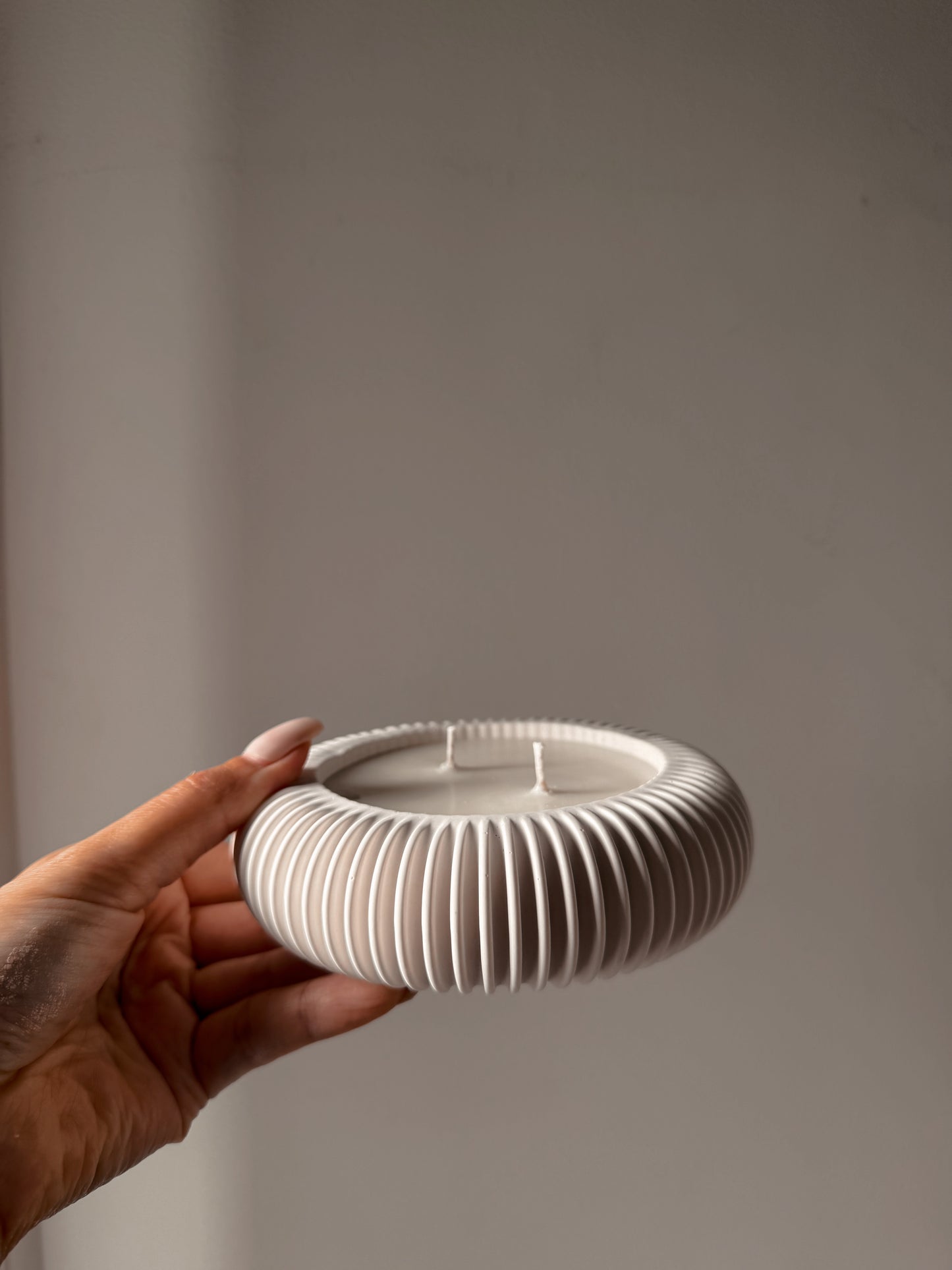 Bougie ronde Sienna fait main en jesmonite coloris et senteur au choix