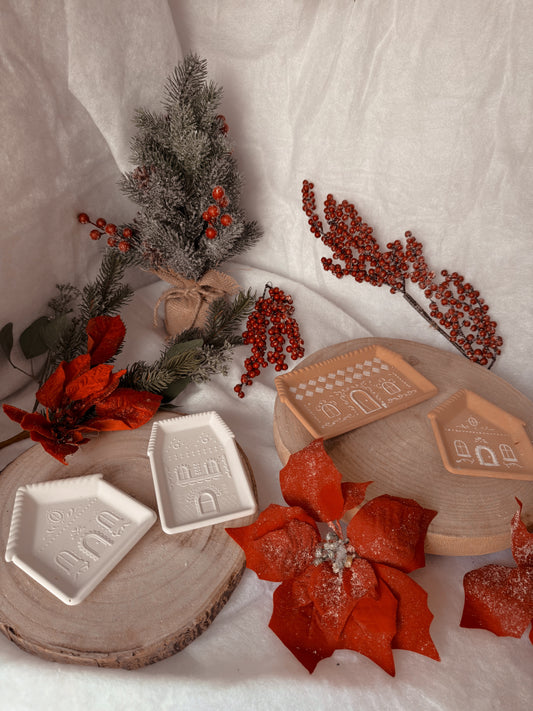Plateau maisons de pain d’épices crème fait main en jesmonite modèle au choix