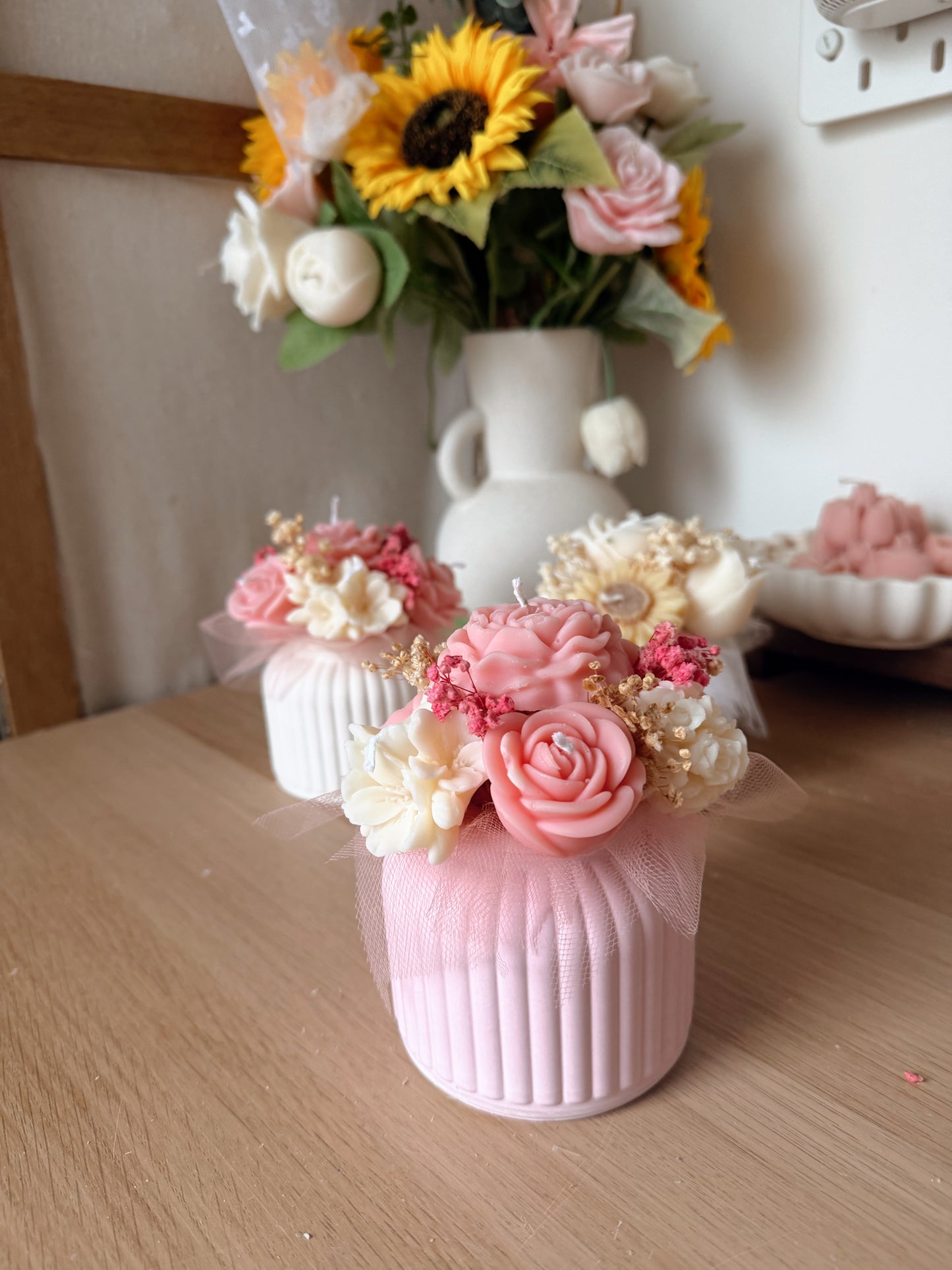 Bouquet Pot en jesmonite rayé fait main coloris au choix fleurs en cire senteurs évasion fruité
