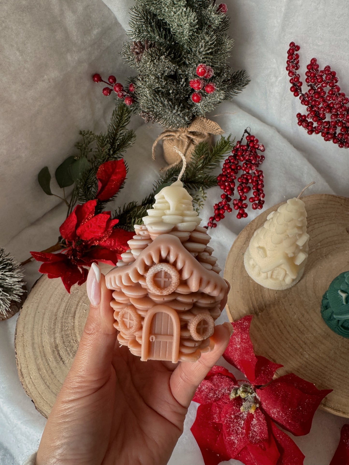 Bougie maison pomme de pin enneigée  fait main en cire d’olive senteur au choix